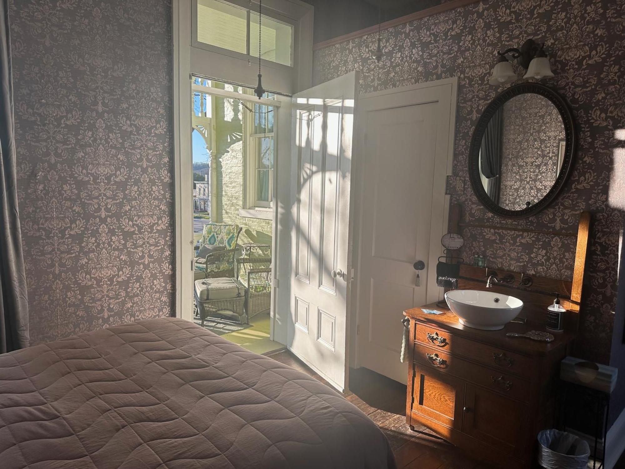 Iron Gate Inn Медісон Екстер'єр фото